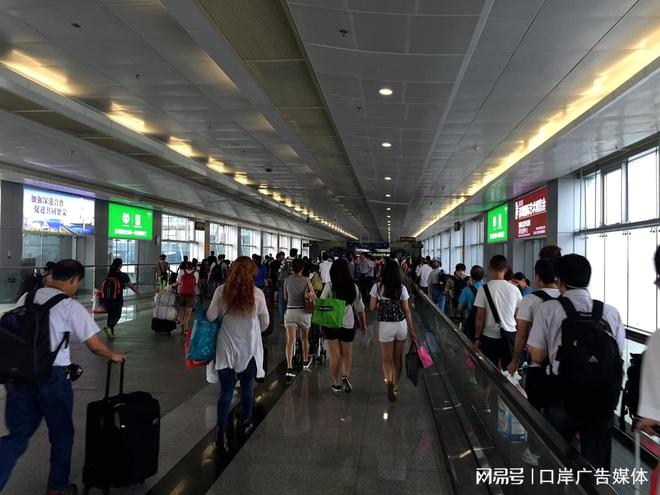 入境必经通道灯箱广告牌有哪些爱游戏app手机版福田口岸(图3)