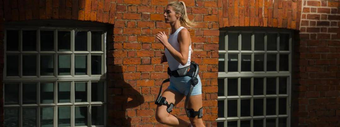 件、AI大事件 嘉宾商学年终盘点爱游戏2025产业链黑马、智能硬(图8)